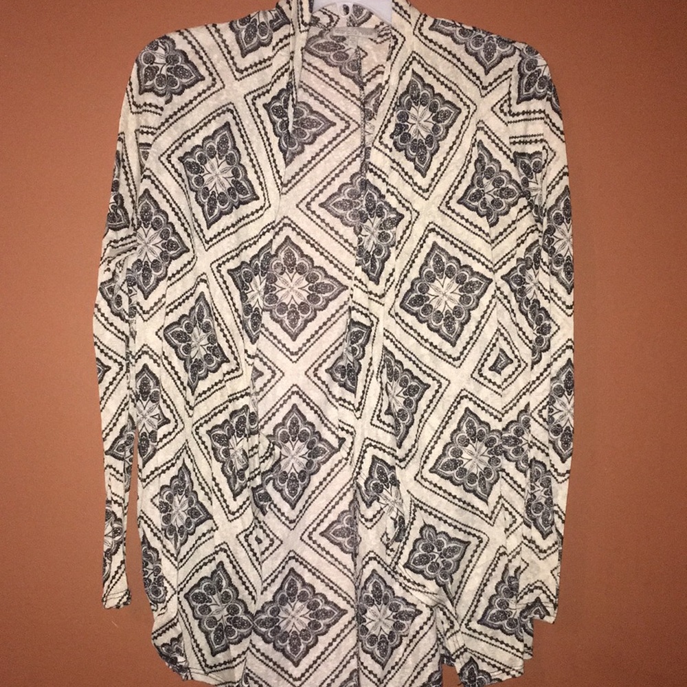 Black and white designed light sweater